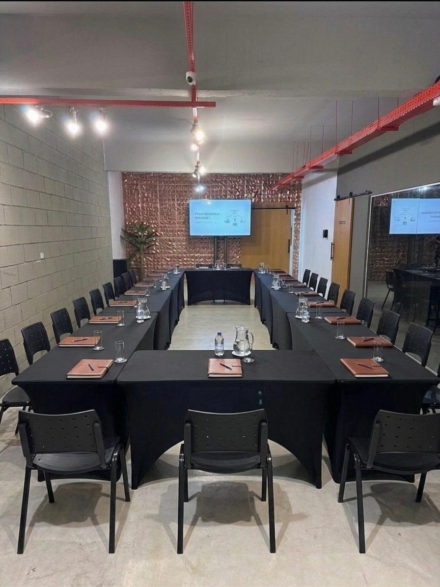 Sala de workshop com infraestrutura completa